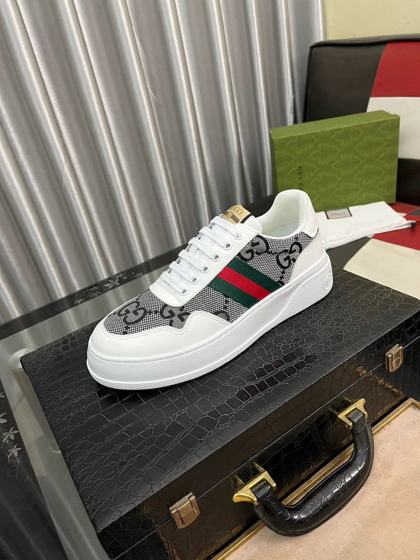 Men's shoes💰420⌚️⌚️[GUCCI] Gucci men's casual shoes are absolutely popular🔥The ultimate matching item for trendy men! The charm of super texture is unstoppable. This is the main recommendation. The upper is made of high-quality cowhide, with pig lining feet and wear-resistant rubber sole. It is noble and elegant! Extremely comfortable🎁🎁You can be as handsome as you want💪 Size 38-44! 3️⃣colors available
